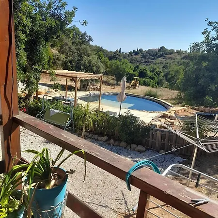 Tranquil Retreat With Shared Pool In Esti, Portugal شاليه إيستوا